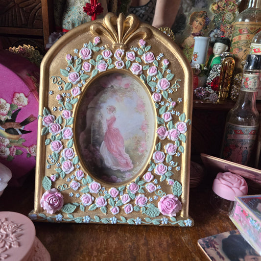 Whimsical Wonders | 🌹Vintage Victorian-style Oval Golden and Pink Rose Arch Picture Frame