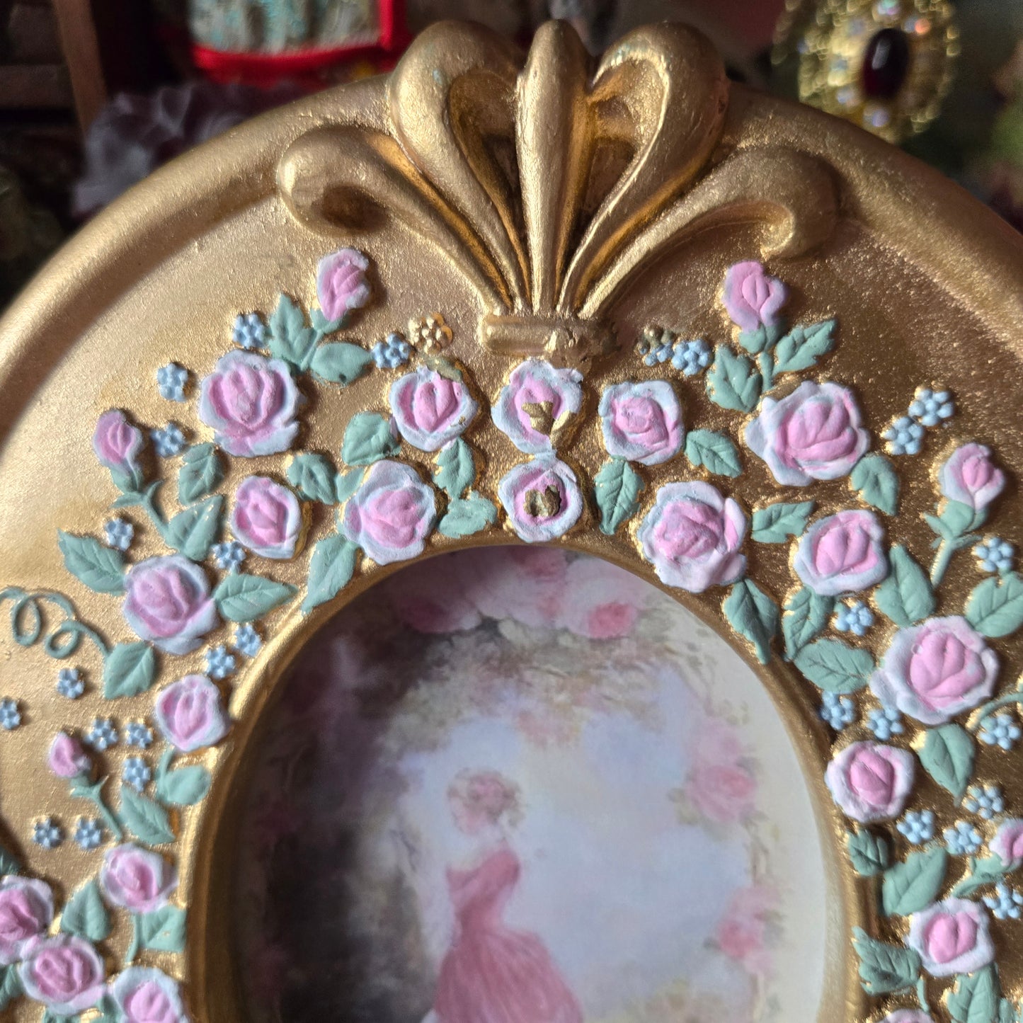 Whimsical Wonders | 🌹Vintage Victorian-style Oval Golden and Pink Rose Arch Picture Frame