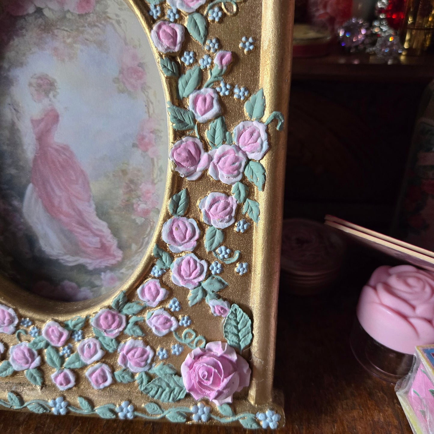 Whimsical Wonders | 🌹Vintage Victorian-style Oval Golden and Pink Rose Arch Picture Frame