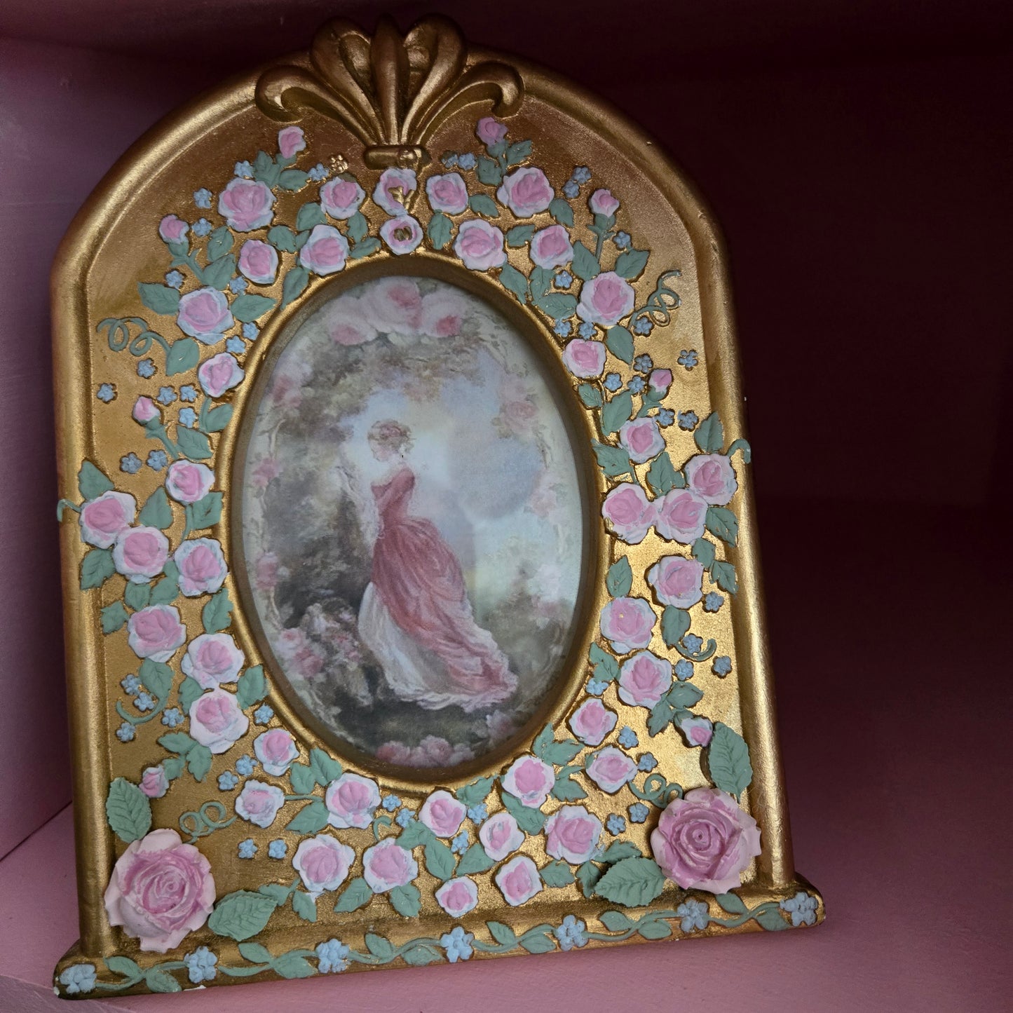 Whimsical Wonders | 🌹Vintage Victorian-style Oval Golden and Pink Rose Arch Picture Frame